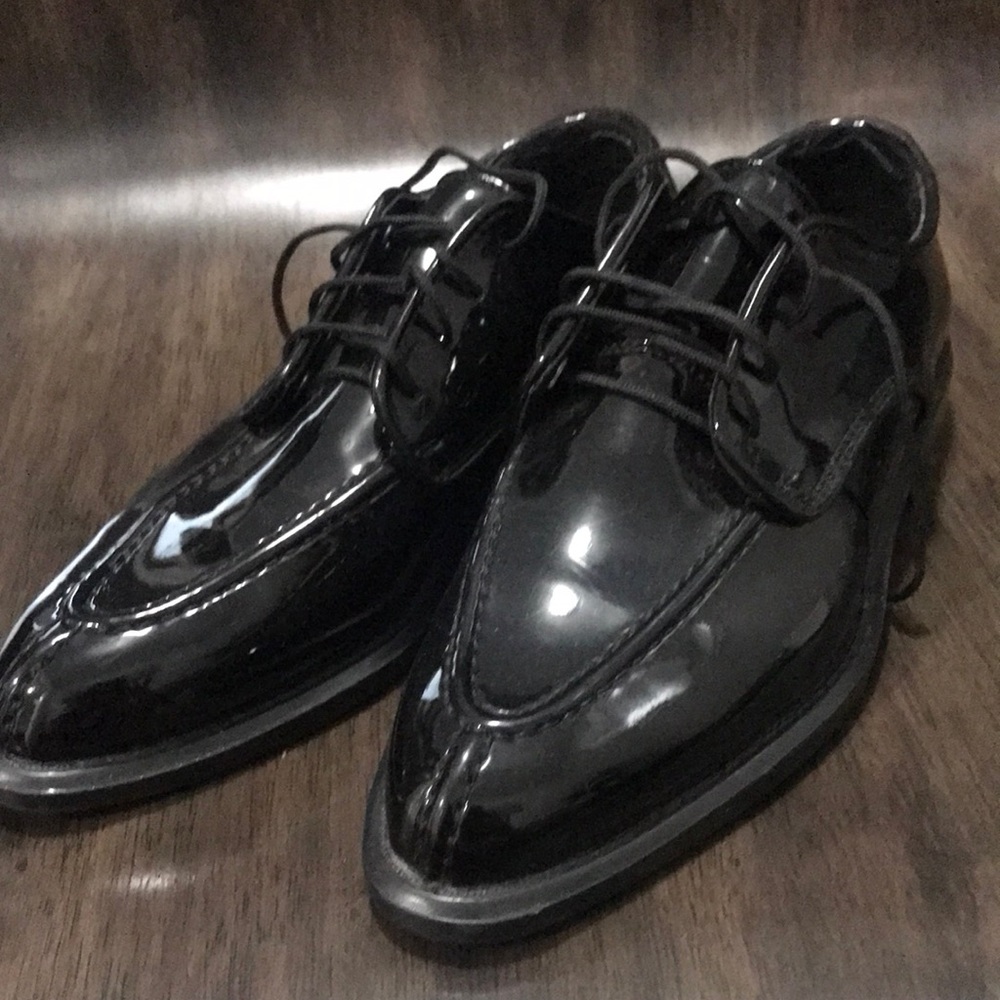 Unisex child’s size 2M black patten leather Oxford shoes.